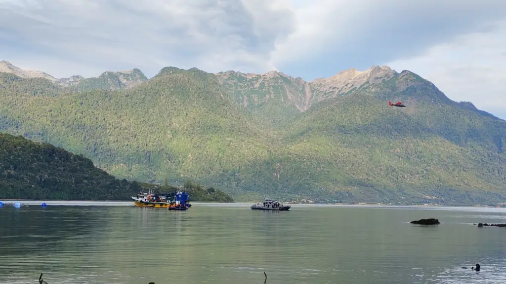 A estas labores se sumó una aeronave, con el objetivo de ampliar el radio de búsqueda y reforzar la vigilancia aérea en un sector caracterizado por condiciones climáticas y geográficas complejas., Armada de Chile