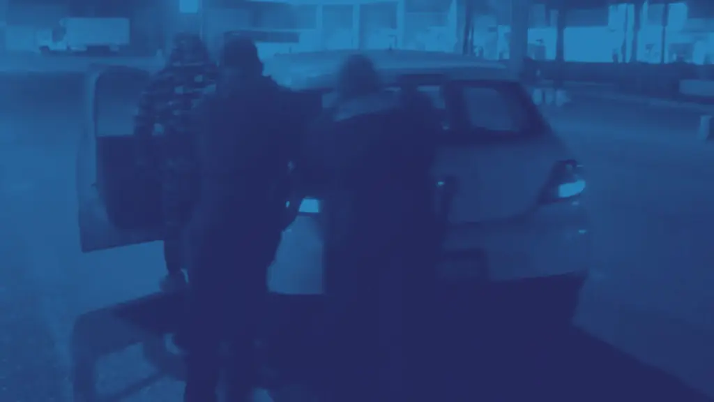 Sorprenden a pareja intentando robar vehículo a empujones en Los Ángeles, La Tribuna