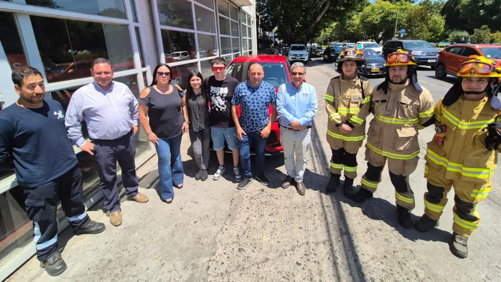 La entrega del vehículo se realizó en el cuartel general del Cuerpo de Bomberos de Los Ángeles, con la presencia del joven beneficiado y su familia., Cuerpo de Bomberos Los Ángeles