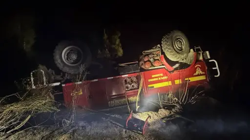 Bomberos de Talcahuano resultan lesionados tras volcamiento de carro durante combate de emergencia