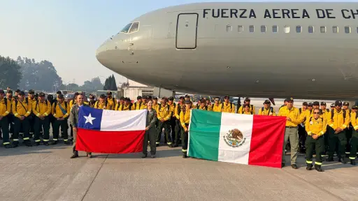 Brigadistas mexicanos llegan al Biobío para reforzar combate de incendios forestales que ya dejan 21 fallecidos