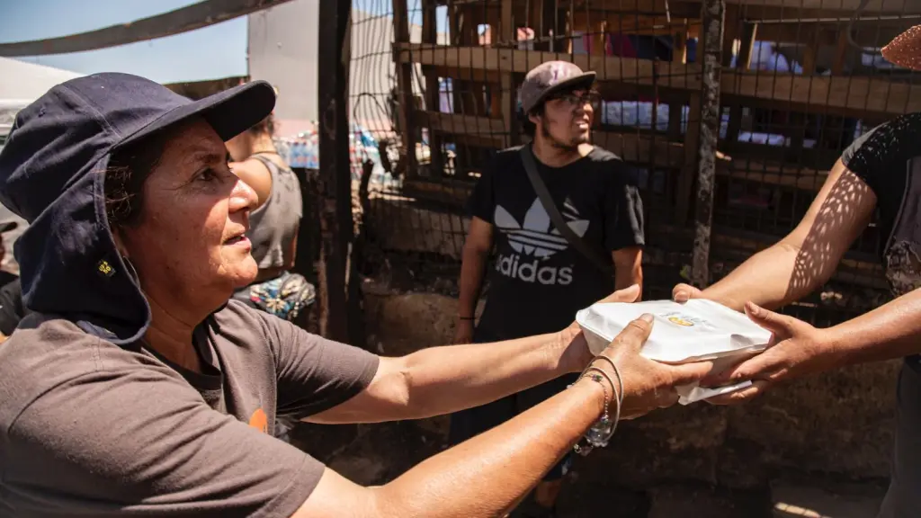 Fundación Gastronomía Social, en alianza con la organización internacional World Central Kitchen, puso en marcha un operativo de respuesta rápida que busca entregar 100 mil almuerzos calientes a familias afectadas, brigadistas y voluntarios desplegados en la zona., cedida