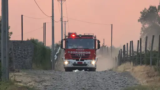 Bomberos de Los Ángeles logran proteger viviendas tras 76 emergencias y 60 horas de combate continuo