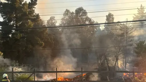 Incendio en acopio de madera mantiene emergencia activa en sector Maderas Rarinco