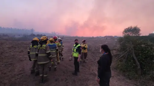Aumentan a 20 los fallecidos por incendios forestales mientras foco amenaza a Santa Fe en Los Ángeles