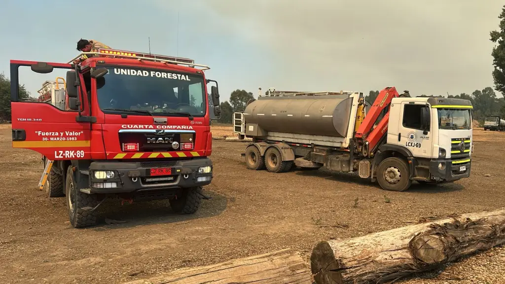 Bomberos y camión aljibe municipal en villa Las Araucarias de Nacimiento, Cedida