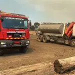 Bomberos y camión aljibe municipal en villa Las Araucarias de Nacimiento, Cedida