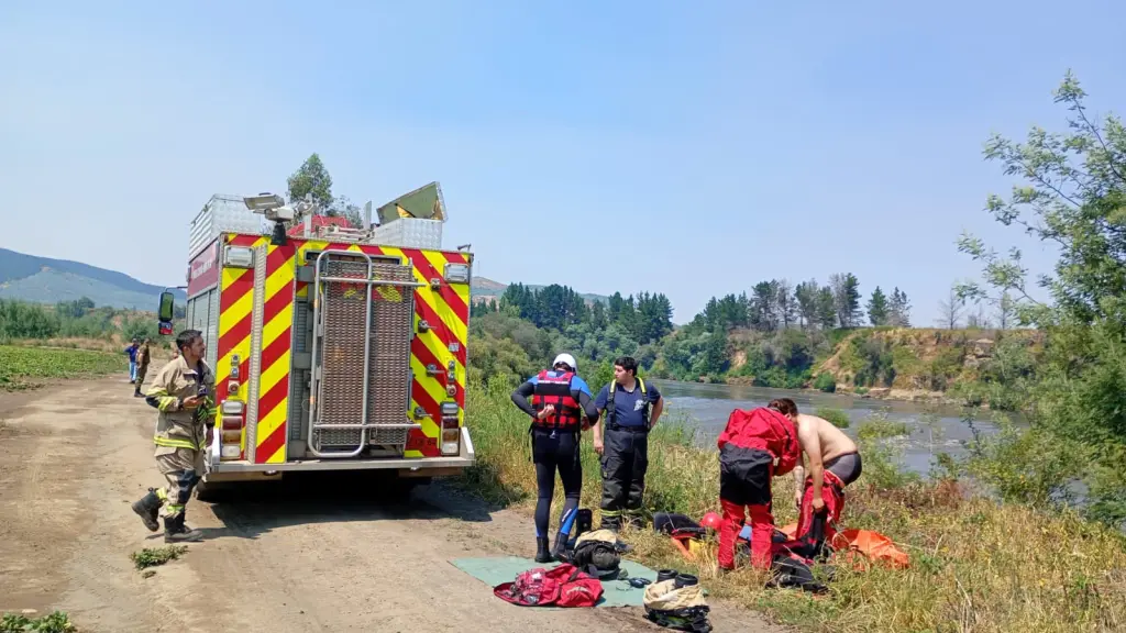 Voluntarios de la Primera Compañía de Bomberos de Los Ángeles acudieron al rescate de la persona en San Carlos de Purén, Cuerpo de Bomberos de Los Ángeles