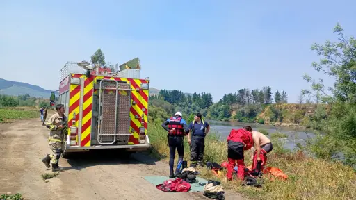 Bomberos acude a rescate de persona en cauce de río en San Carlos de Purén