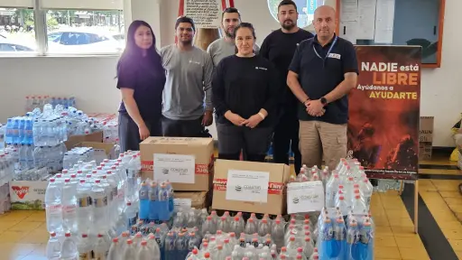 Empresa española con filial en Los Ángeles entrega donación a Bomberos tras incendios en la región