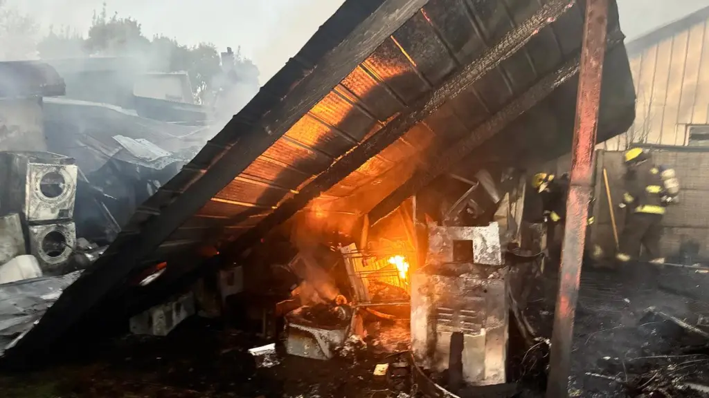 Incendio de bodega y una casa se registró esta madrugada en Los Ángeles, CBLA