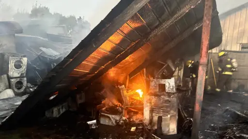 Incendio de bodega y una casa ocurrió esta madrugada en Los Ángeles