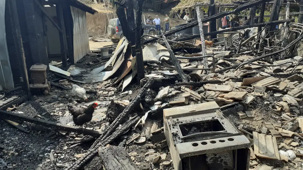 Vivienda destruida por incendio forestal en Nacimiento, La Tribuna