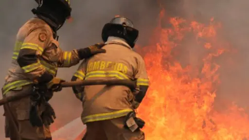 Incendio intencional en Lebu: denuncian ataque multifoco con velas en plena ola de calor