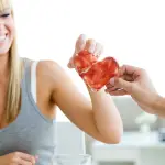 Como mecanismo para enfriar el cuerpo, el corazón comienza a latir más rápido, lo que puede afectar algunas patologías cardiovasculares como son las arritmias o la insuficiencia cardiaca., Freepik