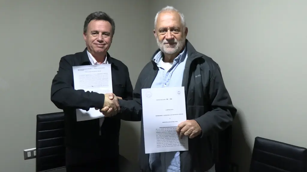 El alcalde de Mulchén, José Miguel Muñoz, durante la formalización de la adquisición del paño de cinco hectáreas ubicado en el sector Granadero, que será destinado al nuevo cementerio comunal, Municipalidad de Mulchén