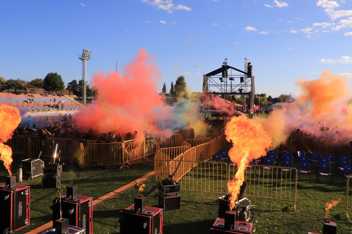 El público se llenó de colores en la previa a los shows principales del sábado, marcando la antesala del escenario central. / Municipalidad de Los Ángeles