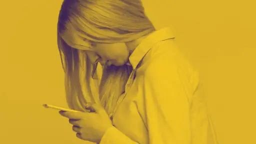 Dolor de cuello aumentaría por uso de pantallas y malas posturas durante la rutina