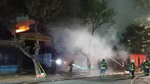 Apoyo a damnificada: Cámara de Comercio de Los Ángeles visita a socia por incendio esta madrugada