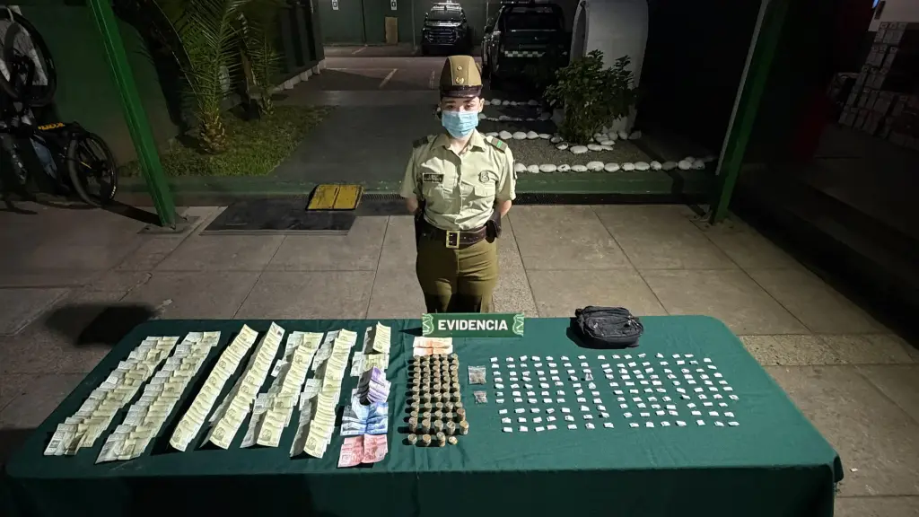 El sujeto fue rápidamente interceptado por Carabineros y sometido a control de identidad, instancia en la que se constató que mantenía antecedentes policiales previos., Carabineros de Chile