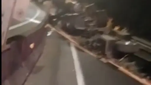 Camión volcó en la Ruta 5 Sur y mantuvo tránsito suspendido a la altura de Mulchén