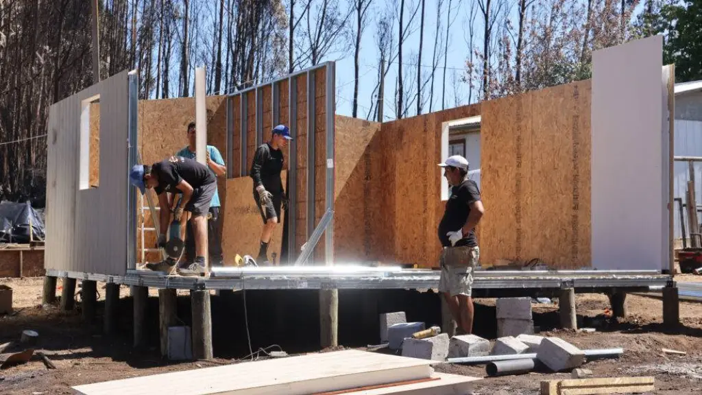 La medida apunta a acelerar soluciones habitacionales transitorias, permitiendo que los propios afectados gestionen la compra de materiales de construcción y ferretería para iniciar la rehabilitación temprana de sus viviendas., Gobierno de Chile