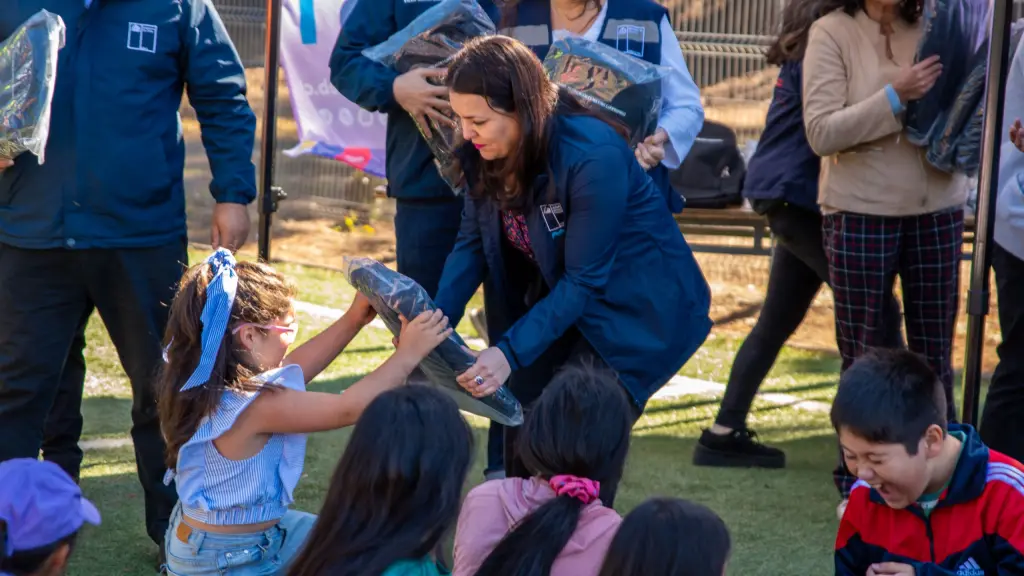 Entrega de útiles escolares en Punta de Parra, JUNAEB