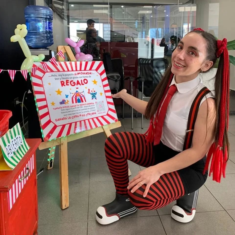 Las presentaciones de Limonada Show incluyen acrobacias, cuerda floja, juegos interactivos y dinámicas que incorporan la participación de adultos y niños.  / @limonada_shows