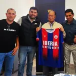 La directiva del CDSC Iberia Los Ángeles posó junto al alcalde José Pérez Arriagada tras una reunión que marca un nuevo impulso para el histórico club azulgrana, La Tribuna