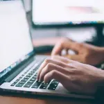 La gestión empresarial se desarrolla en un entorno donde las decisiones deben ejecutarse con rapidez y donde la capacidad de adaptación es permanente: la digitalización se convirtió en una condición estructural para competir., Unplash