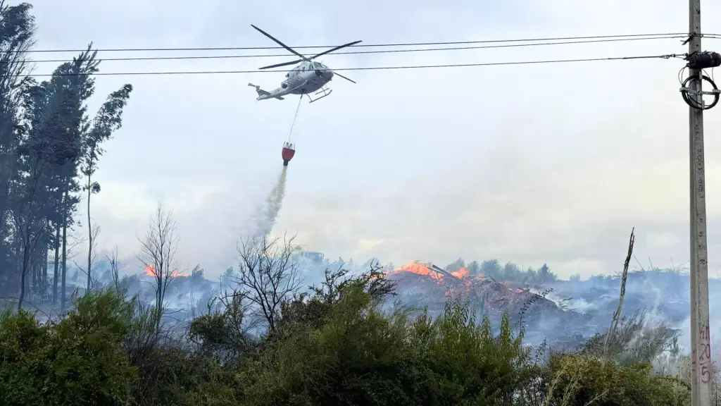 Helicóptero apoyó labores de combate aéreo en incendio forestal registrado en Nacimiento durante la jornada del martes, Nacimentanocl