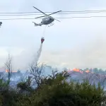 Helicóptero apoyó labores de combate aéreo en incendio forestal registrado en Nacimiento durante la jornada del martes, Nacimentanocl