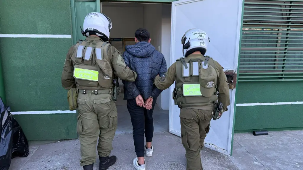 El individuo fue trasladado por personal de Carabineros tras su aprehensión en la vía pública, quedando a disposición del Ministerio Público para el control de detención., @CarabBioBio