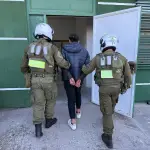 El individuo fue trasladado por personal de Carabineros tras su aprehensión en la vía pública, quedando a disposición del Ministerio Público para el control de detención., @CarabBioBio