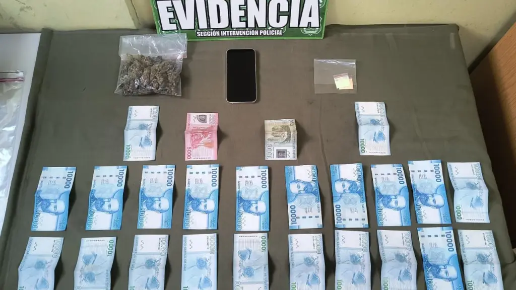 Droga, dinero en efectivo y teléfonos celulares fueron incautadas por Carabineros, Cedida