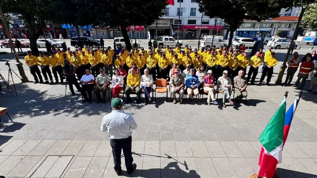 Autoridades regionales entregaron reconocimientos a los 145 brigadistas mexicanos que durante tres semanas combatieron incendios forestales en las regiones del Biobío, Ñuble y La Araucanía, Conaf