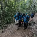 Equipo del área de conservación traslada a la visitante lesionada durante el operativo de evacuación en el sendero a laguna Cañicura., laguna.canicura