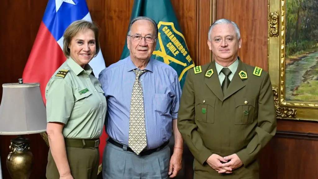 Alcalde José Pérez Arriagada y General Director de Carabineros reunidos en Santiago, Municipalidad de Los Ángeles