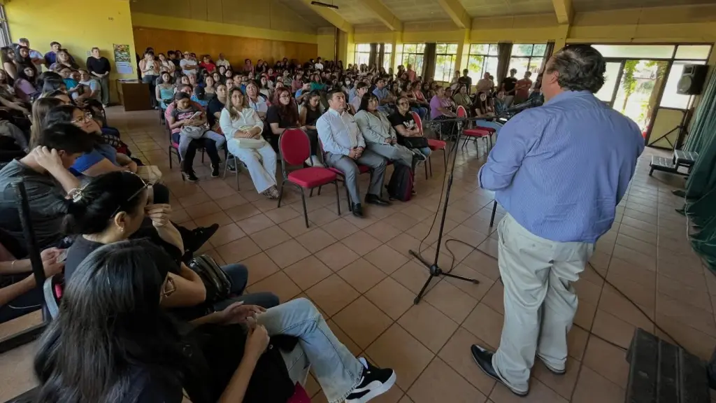 Alcalde Cristian Oses Abuter encabezó reunión con beneficiarios del Programa de Residencias Estudiantiles 2026, Municipalidad de Santa Bárbara