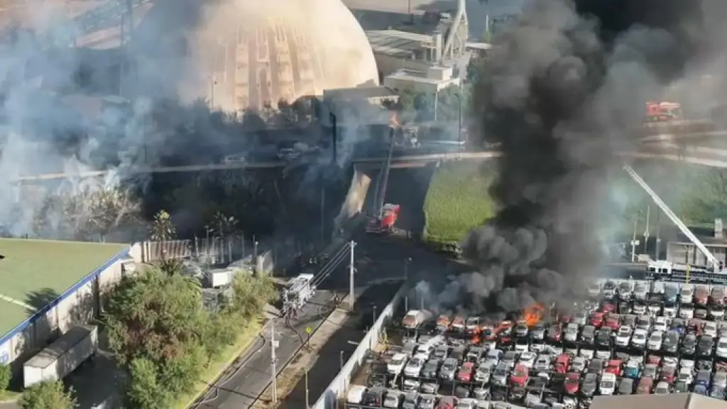 El siniestro provocó un incendio de gran magnitud, daños a vehículos y afectación a un tren que transitaba por el sector., Redes sociales