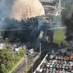 El siniestro provocó un incendio de gran magnitud, daños a vehículos y afectación a un tren que transitaba por el sector., Redes sociales
