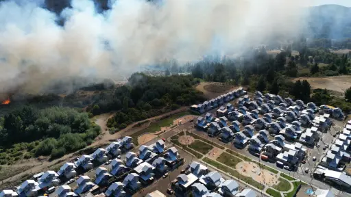 ÚLTIMO MINUTO: Incendio forestal en Nacimiento amenaza viviendas cercanas