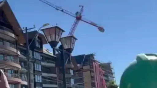 Colapso de grúa pluma en Costanera de Puerto Varas: Evacuación evitó tragedia