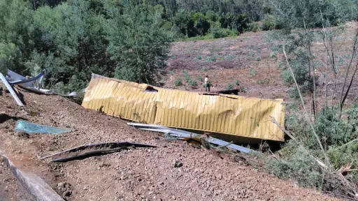 El conductor de un camión queda herido tras volcamiento en Mulchén