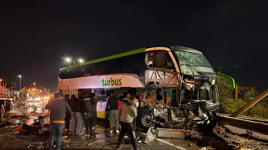 Dos muertos y más de 40 heridos deja colisión entre bus y camión en la Ruta 5 Sur en La Araucanía, X