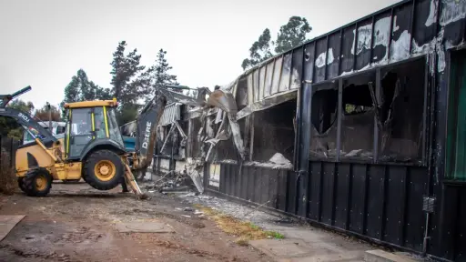 Inician demolición de Escuela Punta de Parra y Desafío Levantemos Chile promete solución para marzo