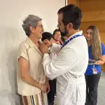 La ceremonia finalizó con un reconocimiento simbólico a cada paciente dado de alta, reafirmando el compromiso del Centro Oncológico con una atención centrada en las personas.