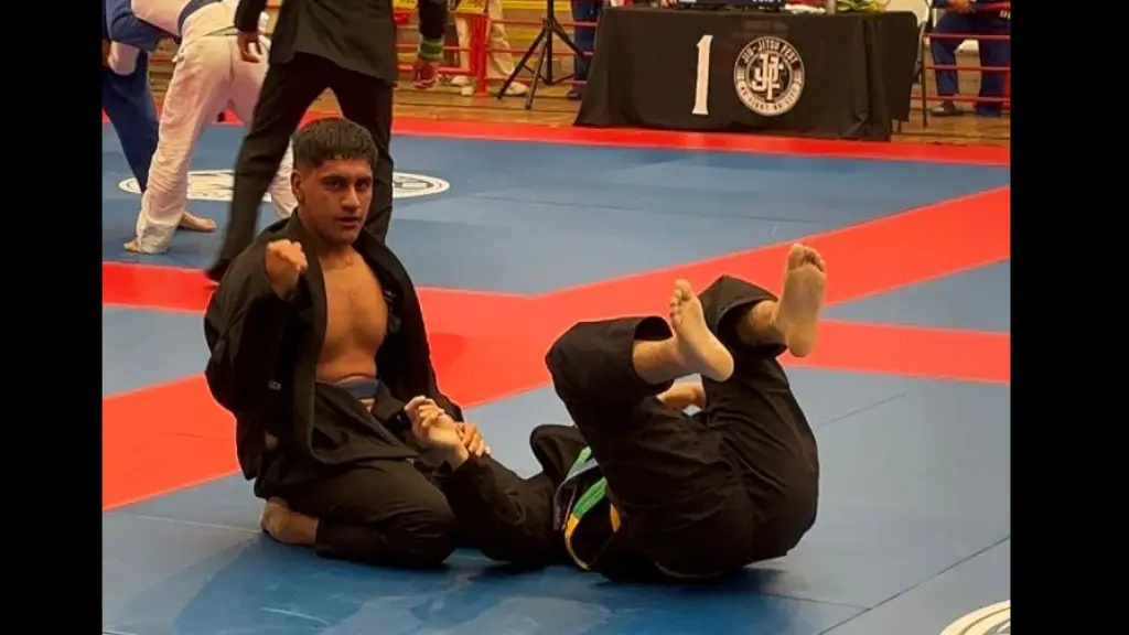 En plena acción, Rafael Castro Morales ganando la semifinal adulto medio pesado azul, La Tribuna