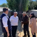 Alcalde de Laja Vladimir Fica y delegado provincial Javier Fuchslocher entregando ayuda en Chorrillos, La Tribuna