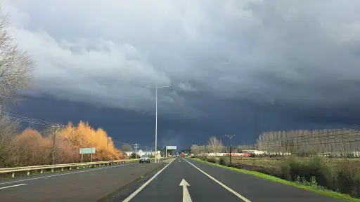Sistema frontal frío dejará ráfagas de 50 km/h en la costa y lluvias hasta el miércoles